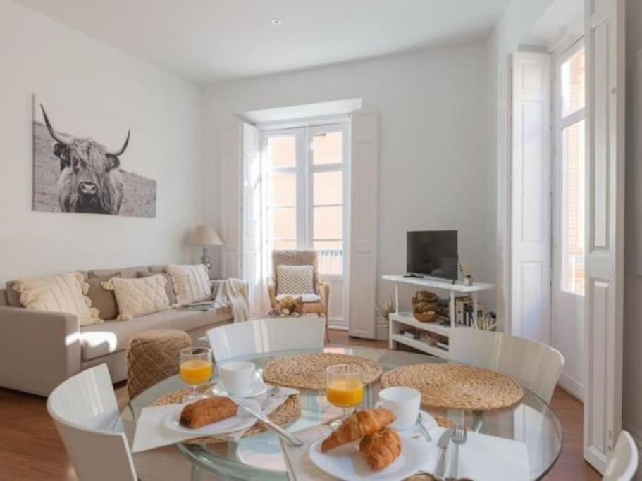 Chic Casa Cathedral At Calle Fresca 2-Bedroom Apartment In Malaga City Center Zewnętrze zdjęcie